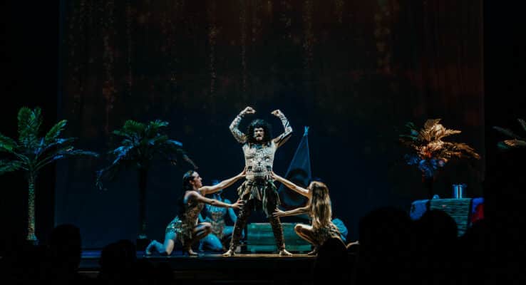 Actores en escena disfrazados en un espectáculo teatral.