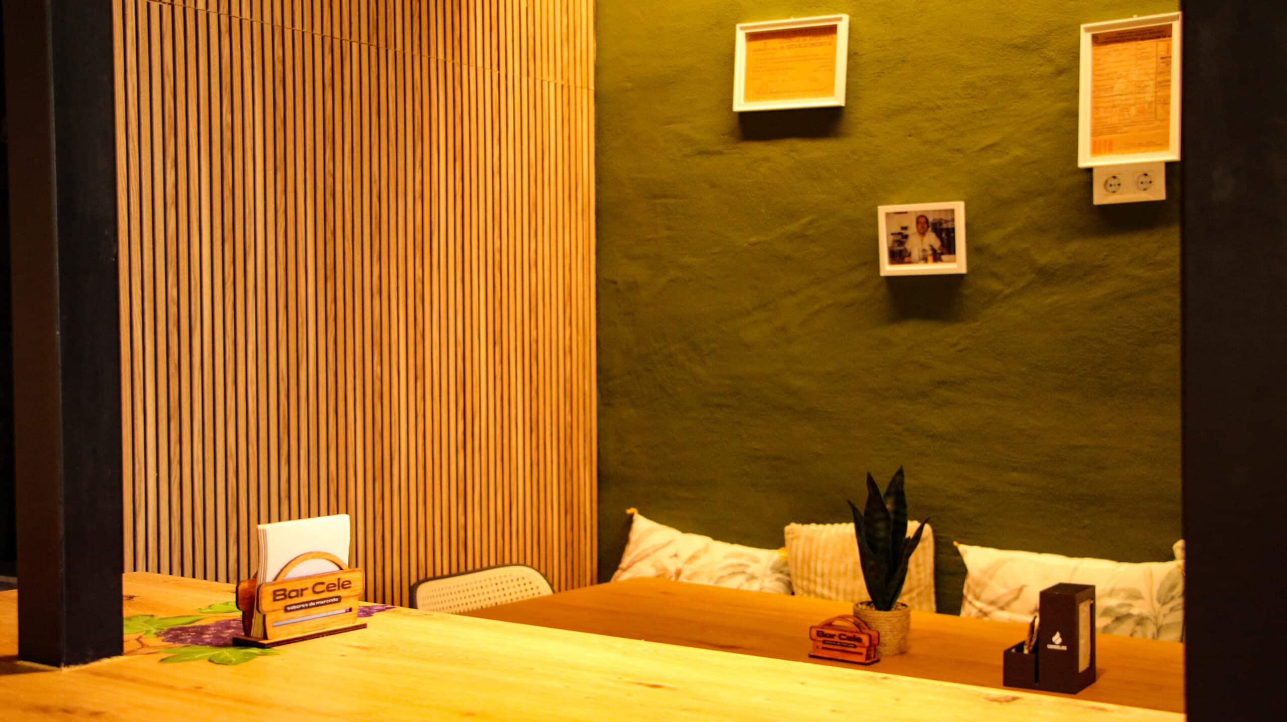 Rincón acogedor de bar con decoración moderna.