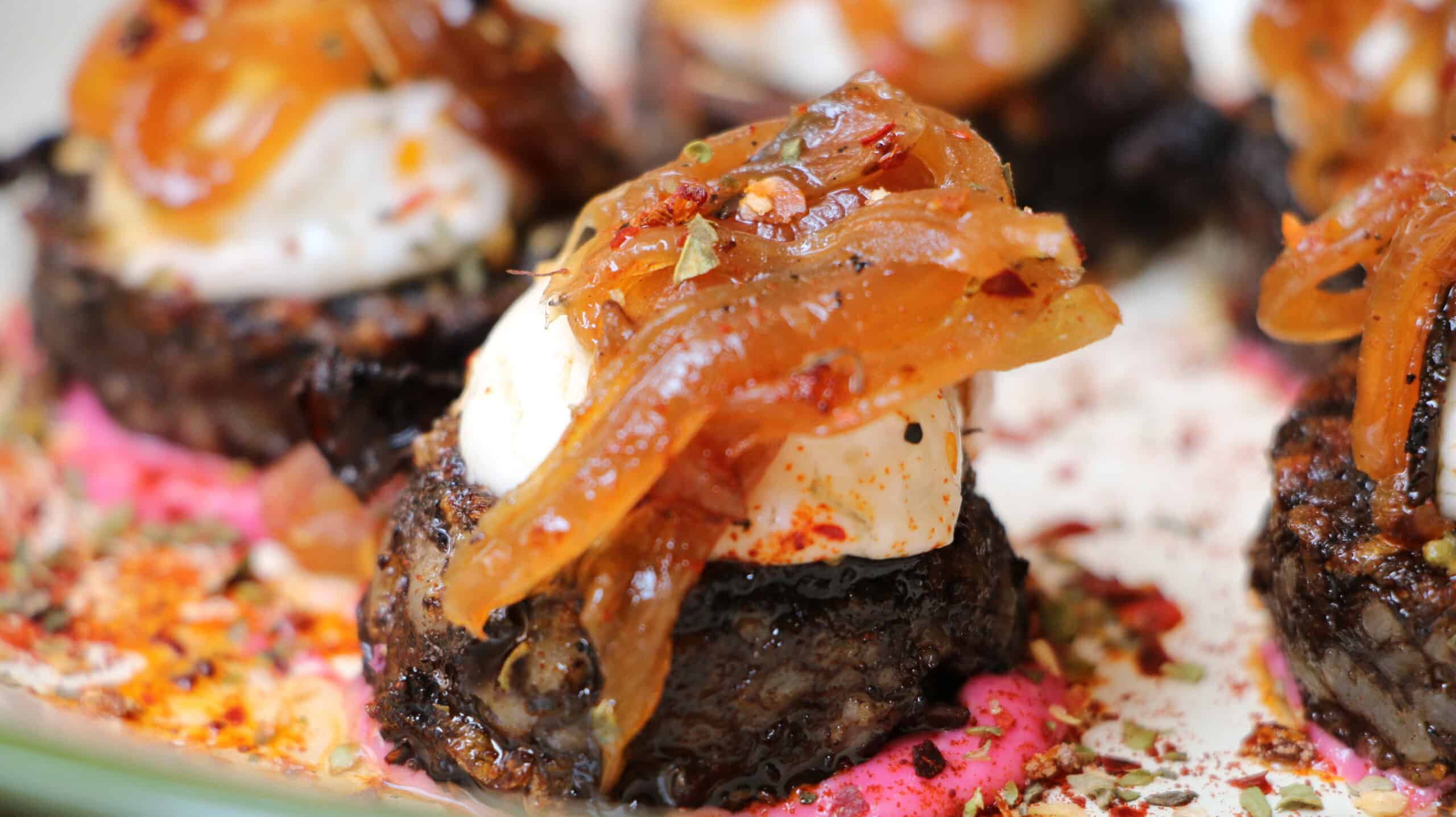 Montadito de morcilla con cebolla caramelizada y queso