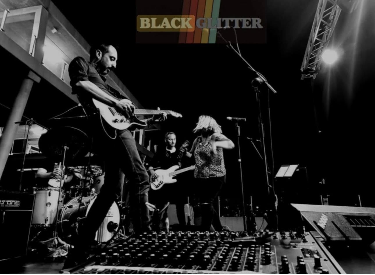 Banda Black Glitter actuando en directo en un escenario