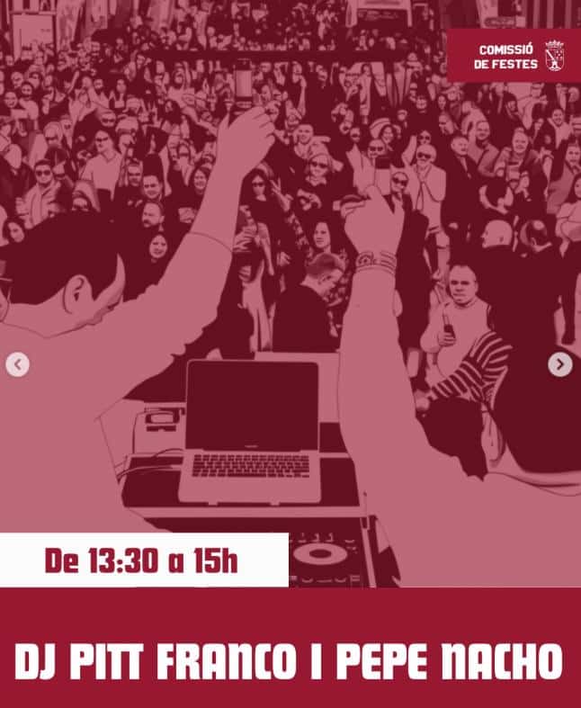 Concierto de DJs con público animado al aire libre