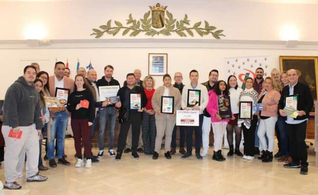 Grupo de personas en ceremonia de premios gastronómicos