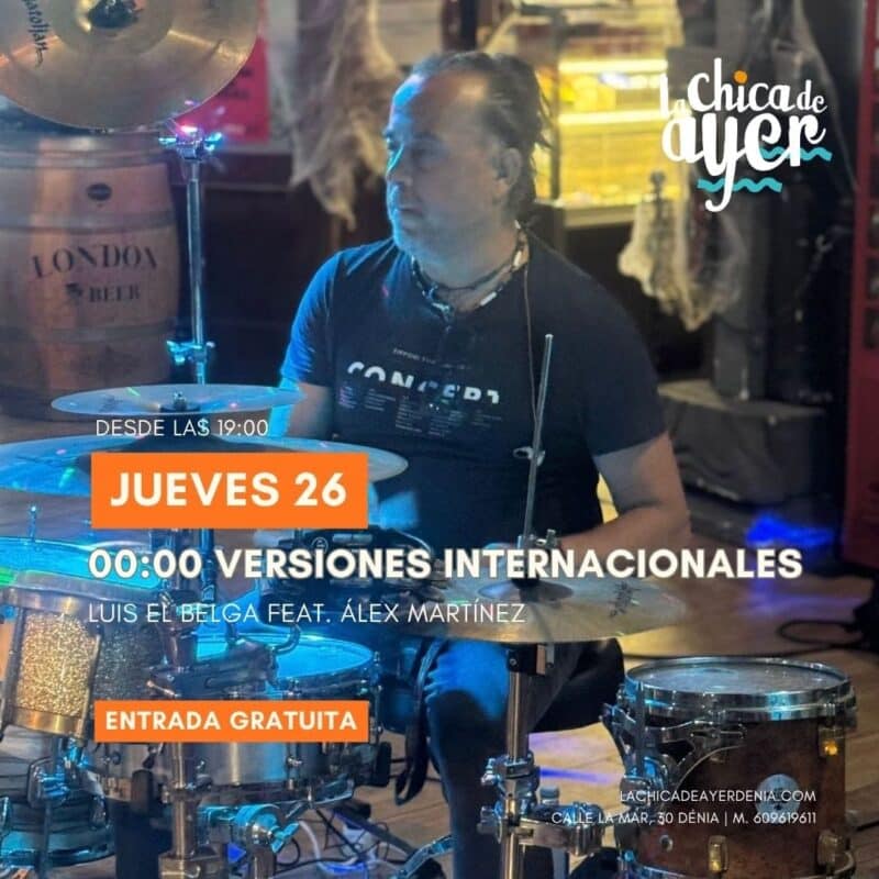Baterista tocando en concierto en bar