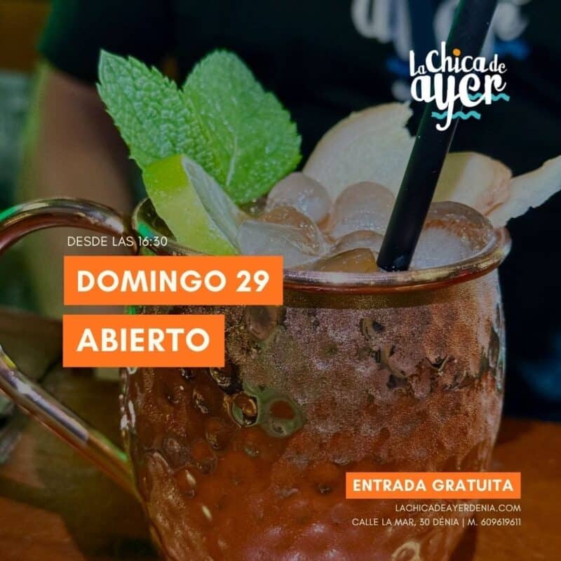 Cóctel en taza de cobre con menta y lima