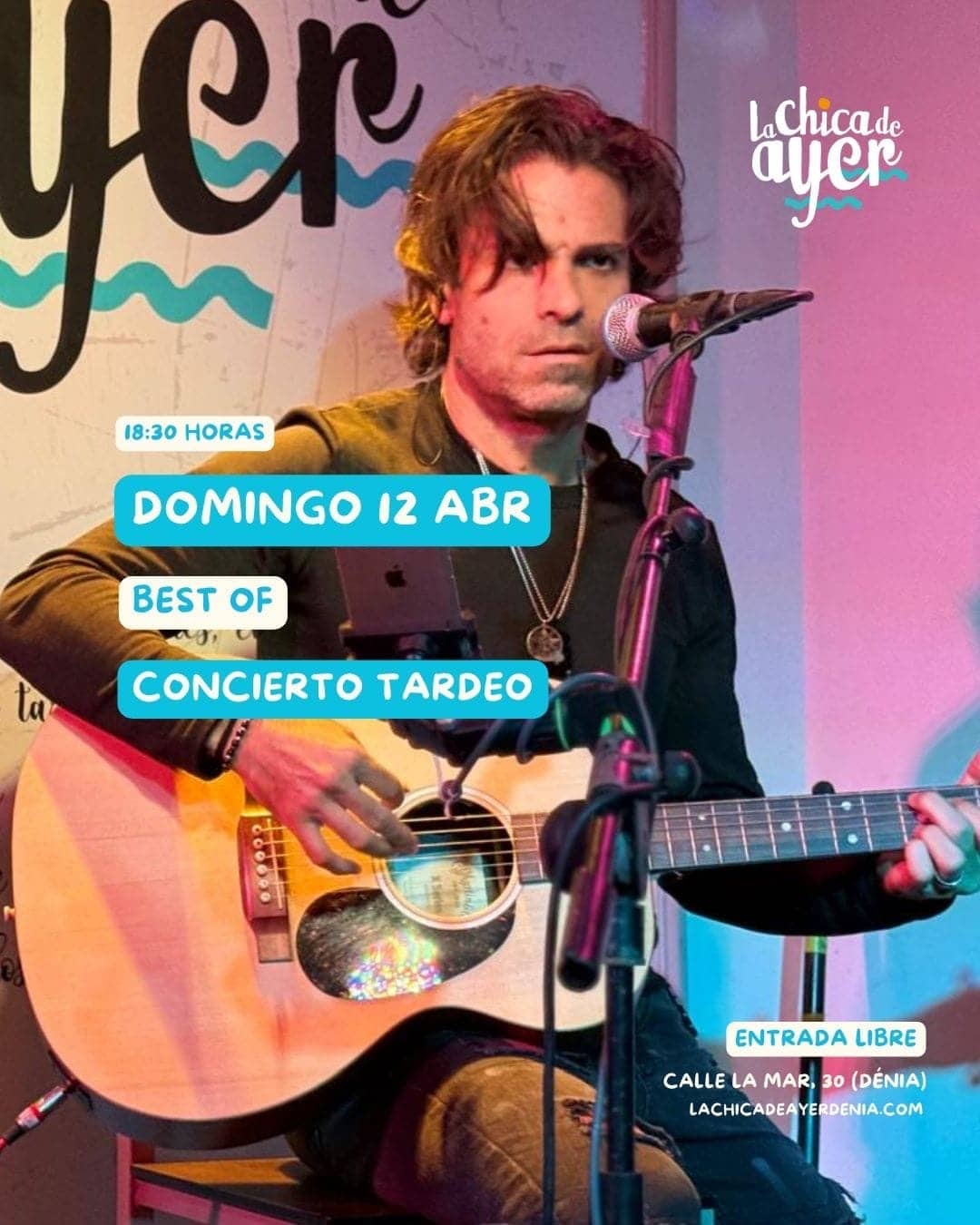 Cantante tocando guitarra en concierto acústico