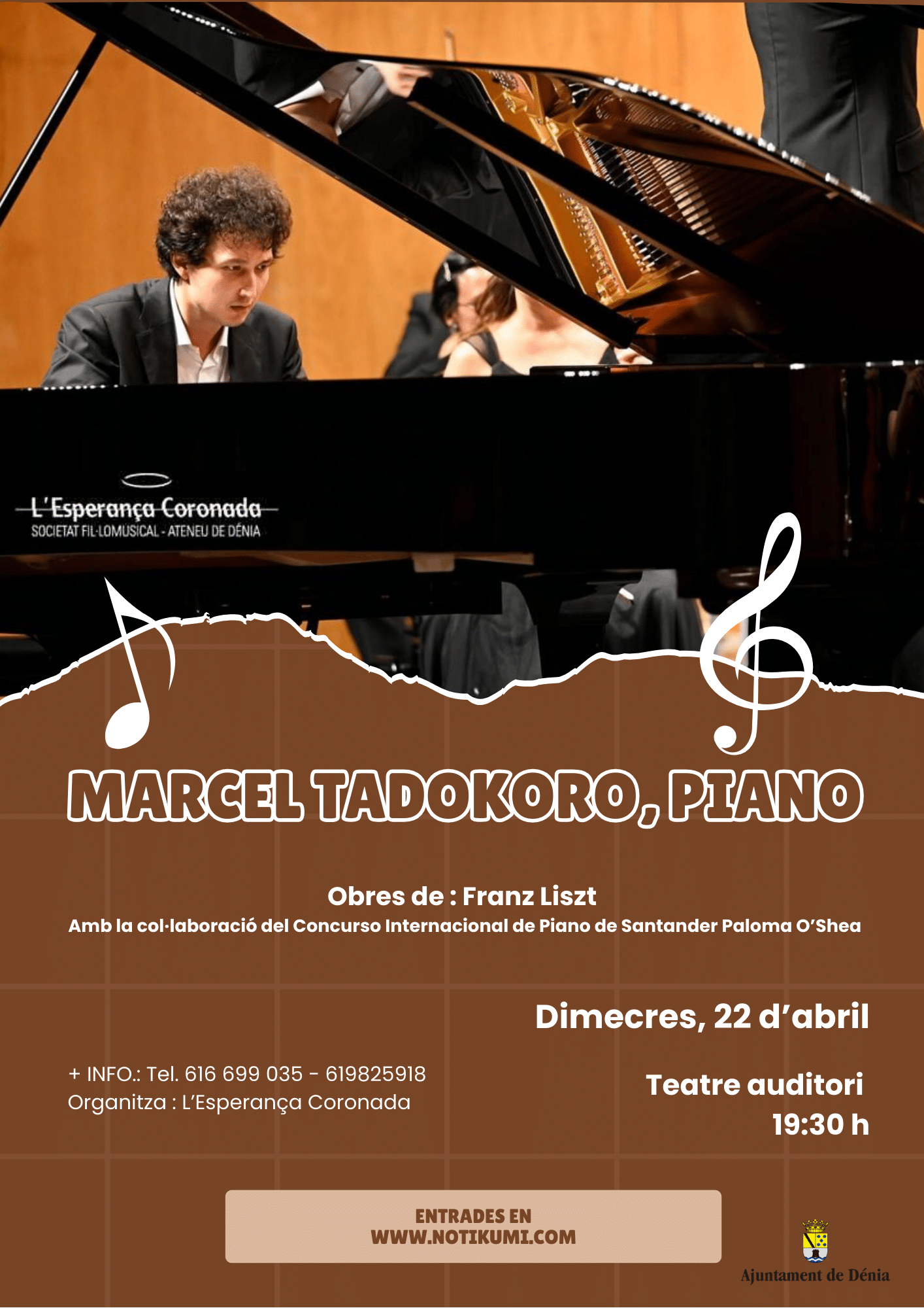 Pianista tocando piano de cola en concierto