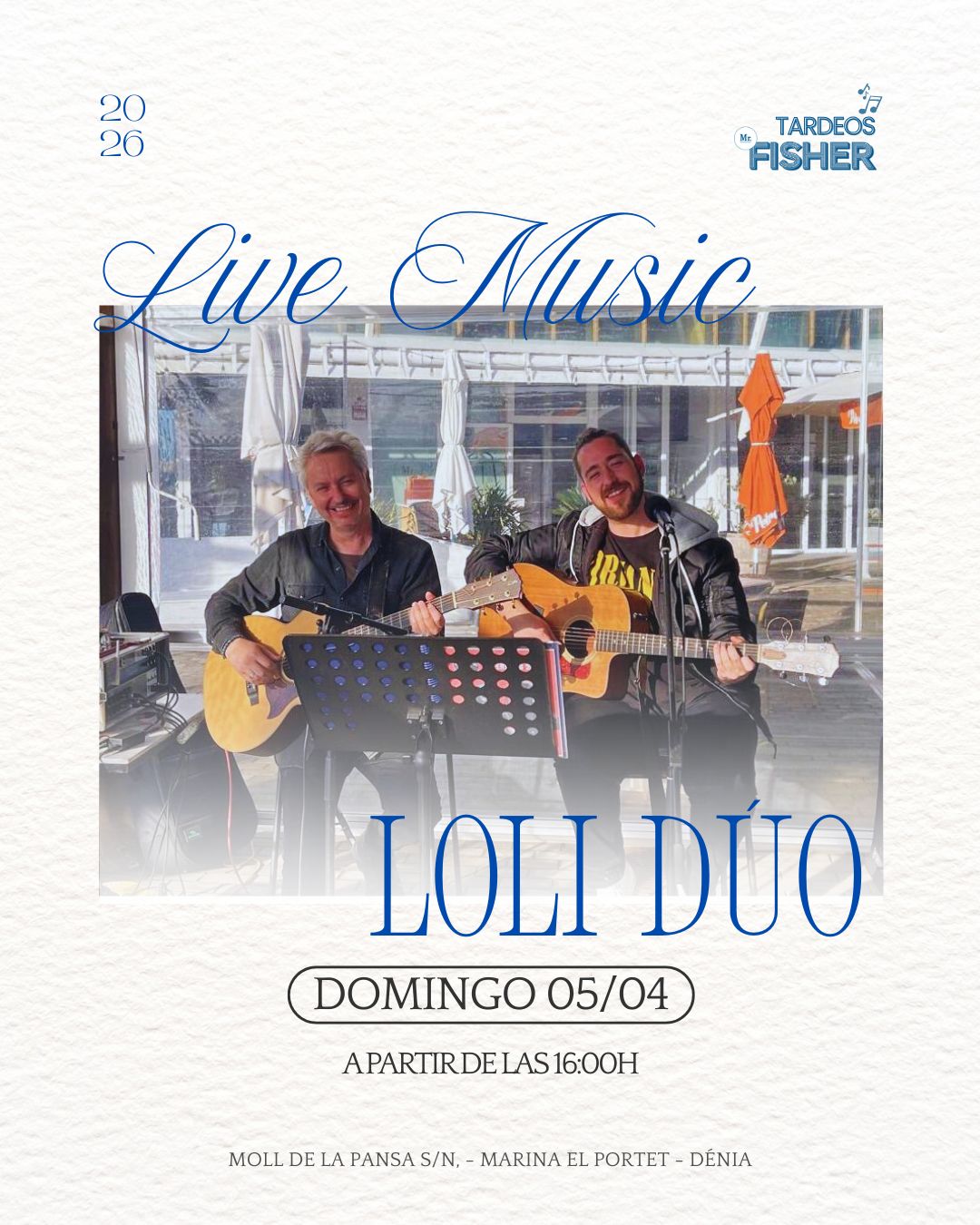 Dúo musical tocando guitarras en directo