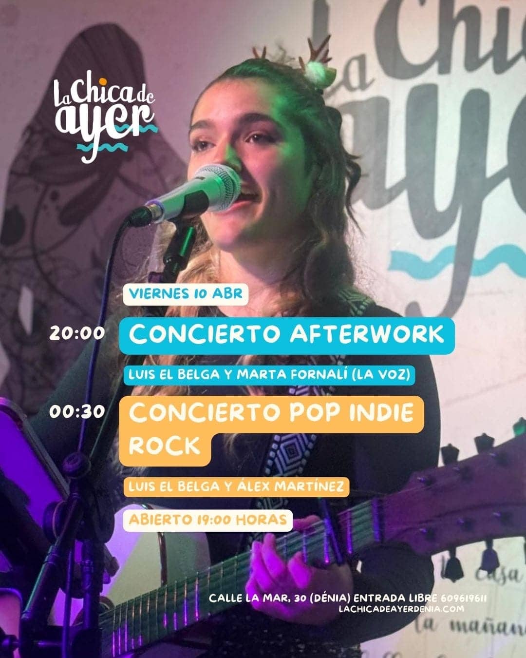 Cantante tocando guitarra en concierto en directo