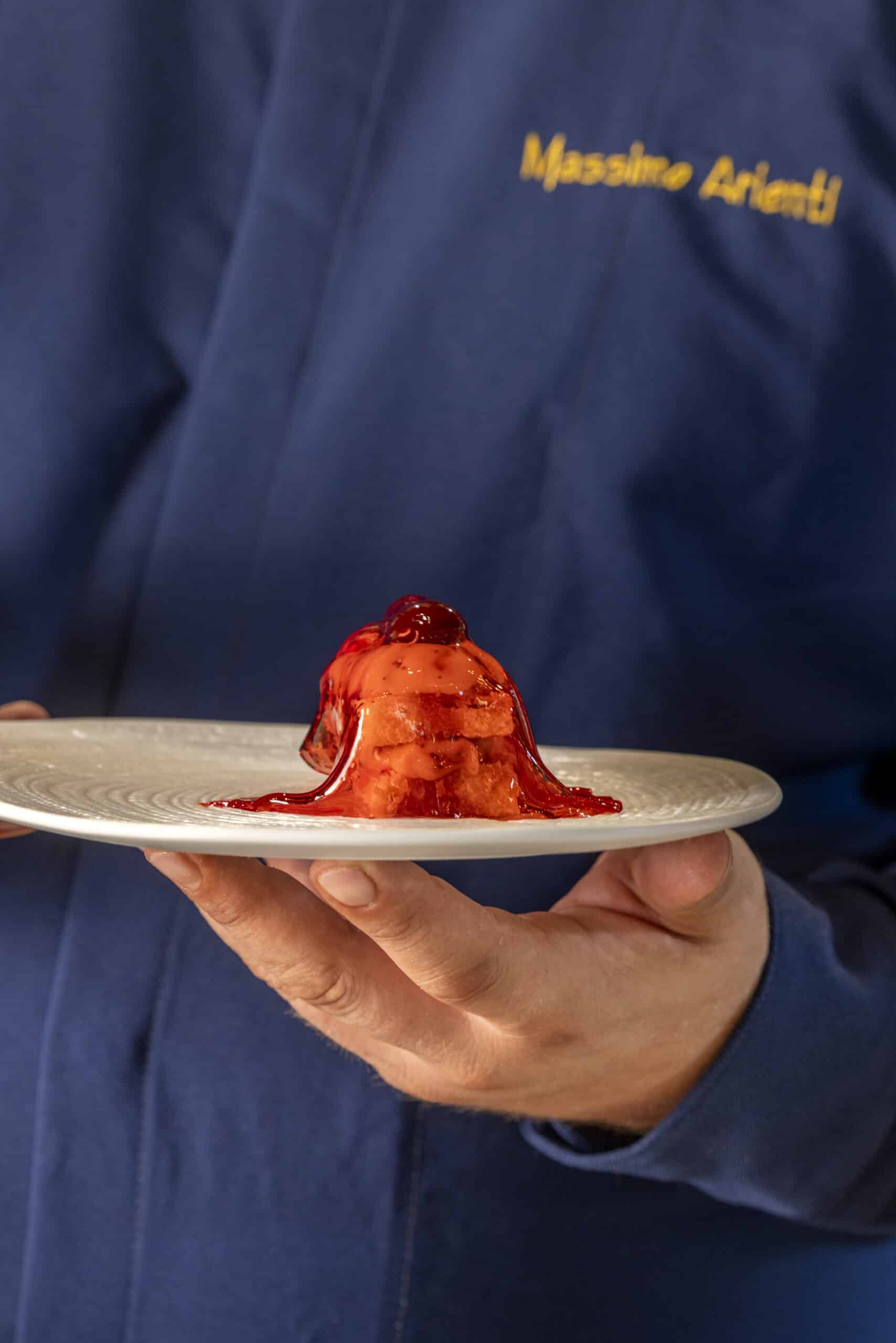 Postre individual con glaseado rojo brillante