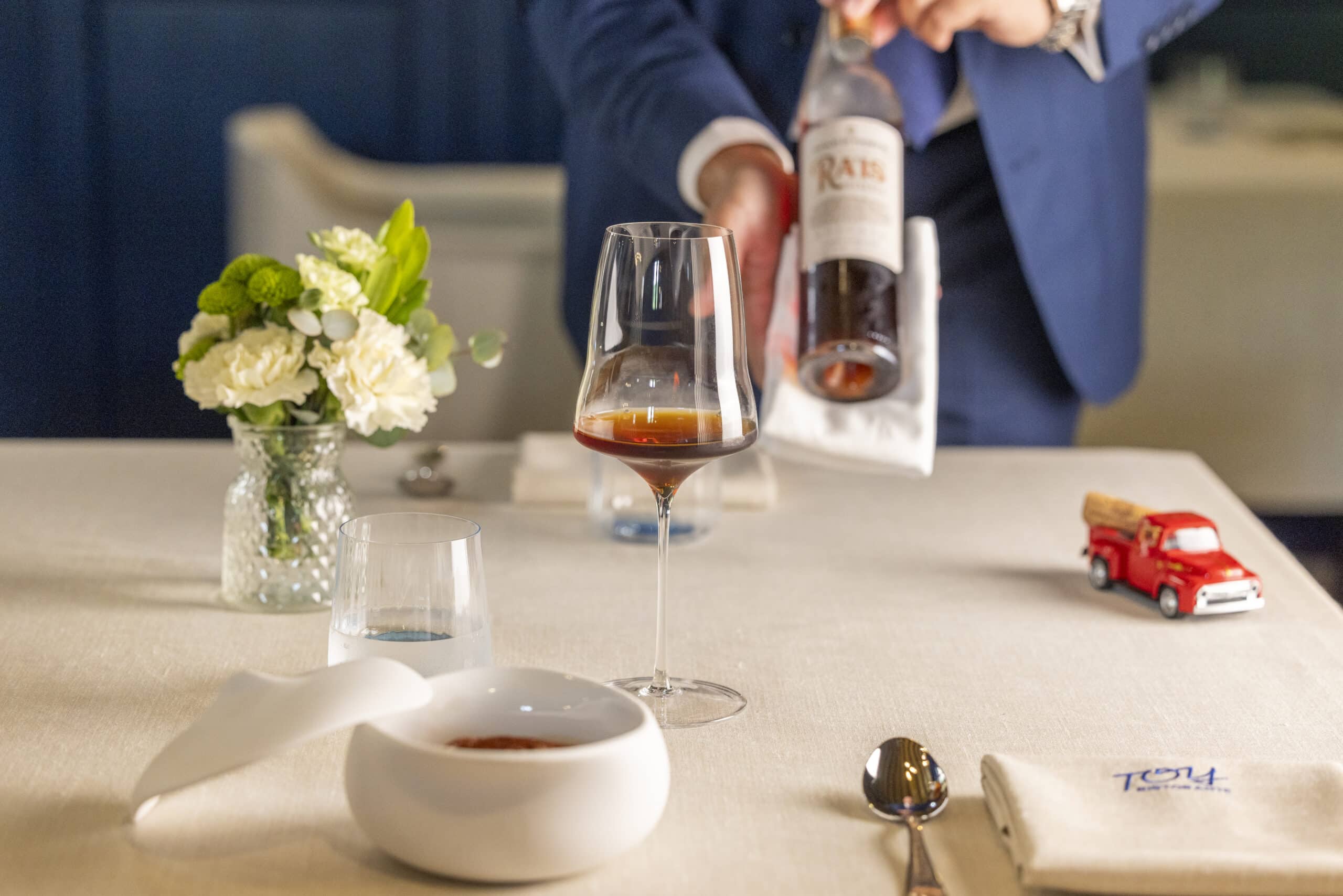 Copa de licor en mesa elegante