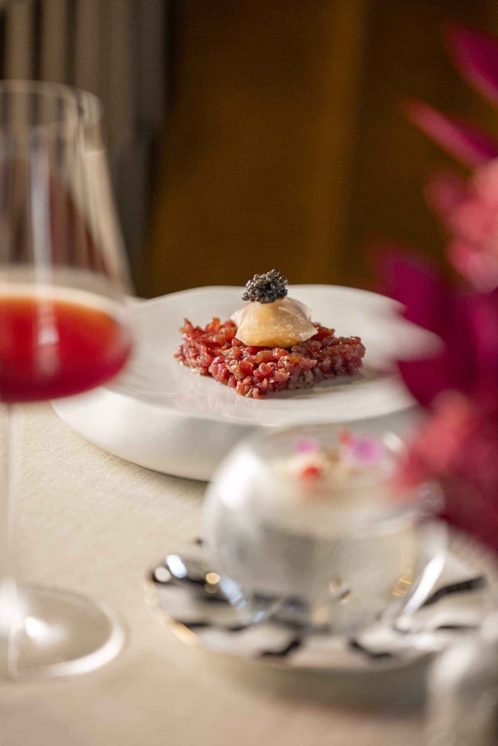 Tartar de carne con vieira y caviar