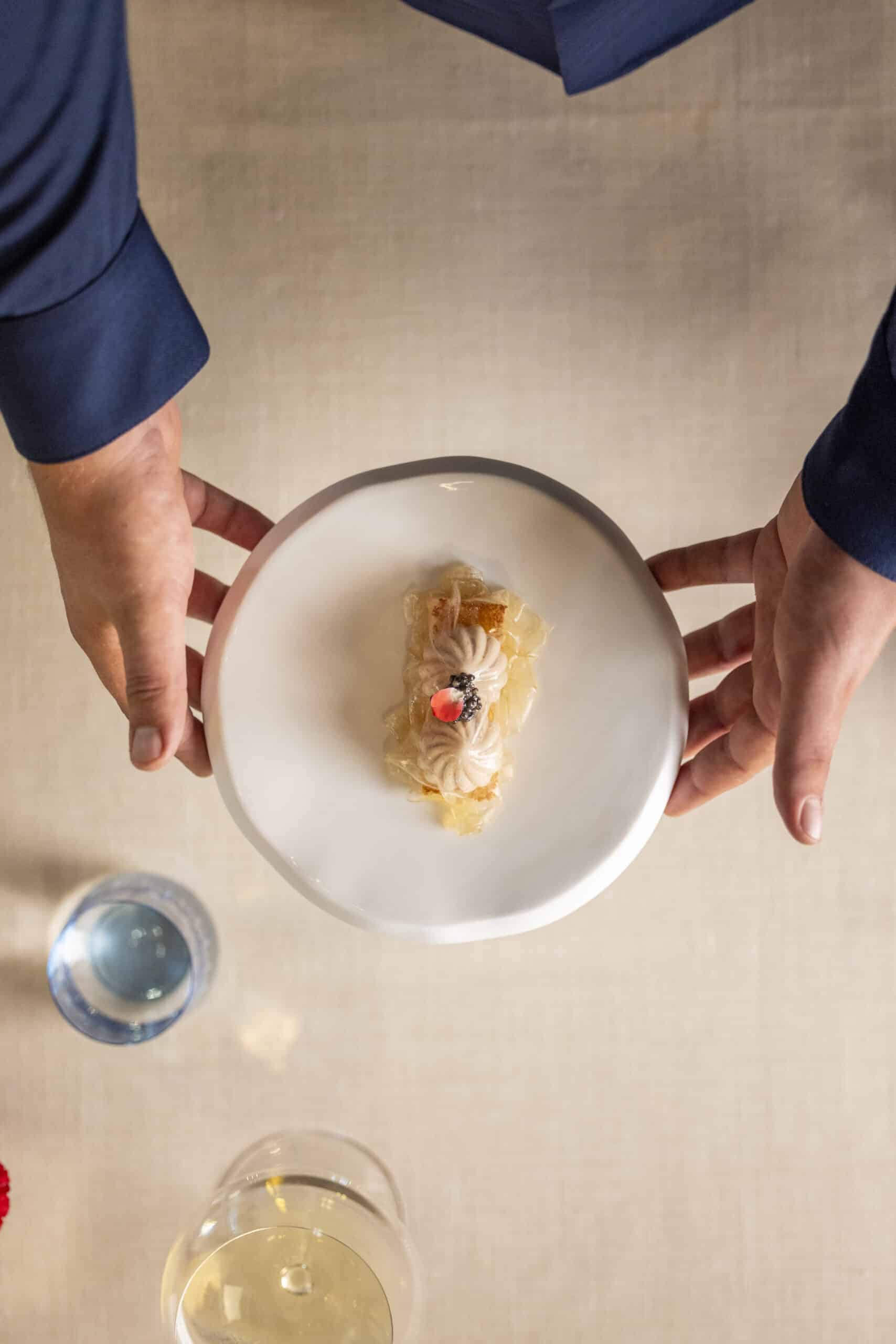 Plato con postre gourmet servido en mesa elegante