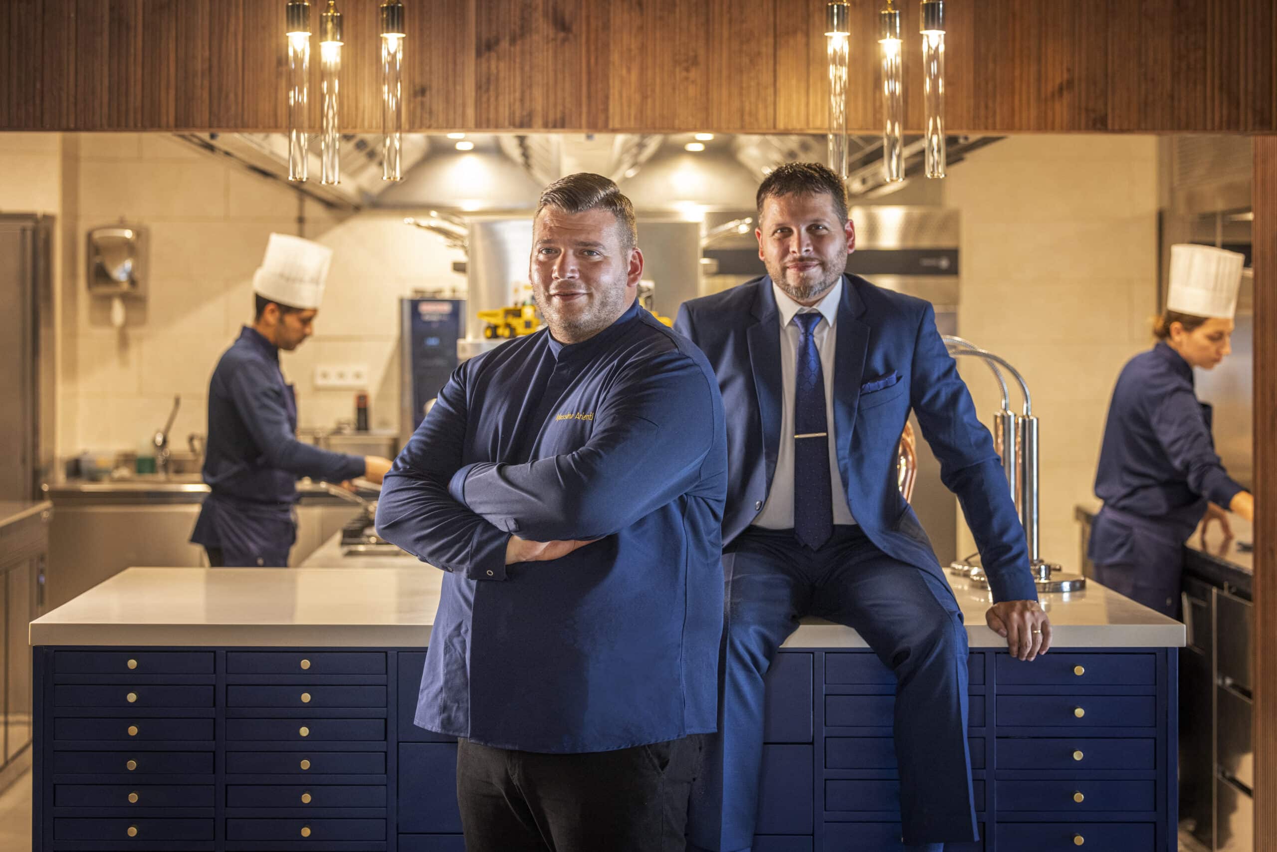 Chef y empresario en cocina profesional moderna