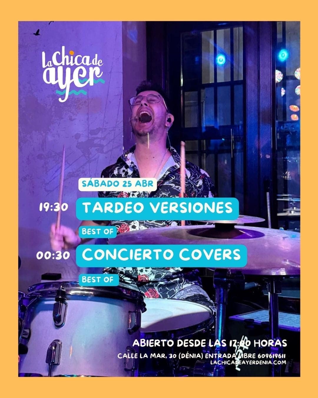 Baterista tocando en concierto con luces azules