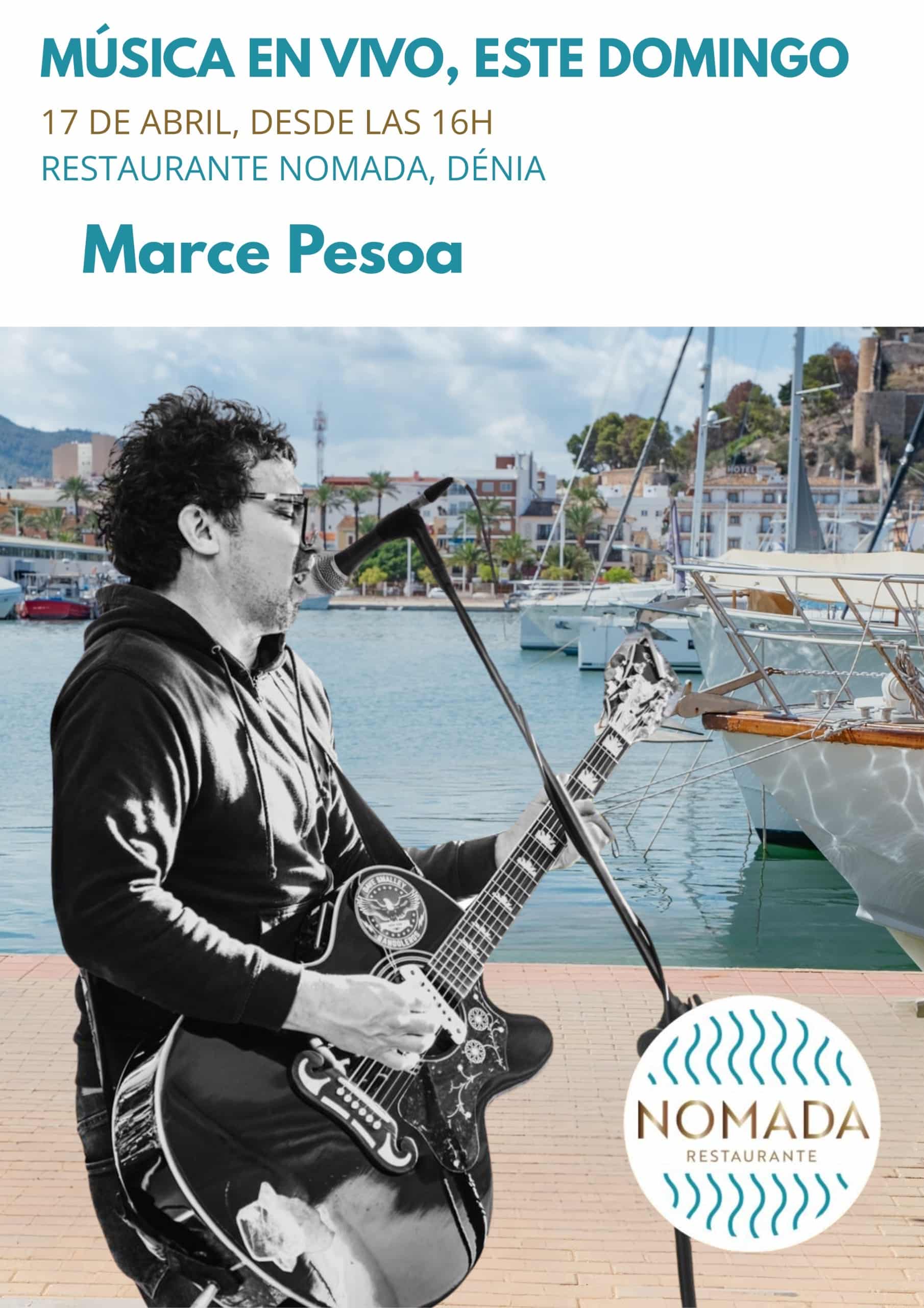 Músico tocando guitarra en puerto de Dénia
