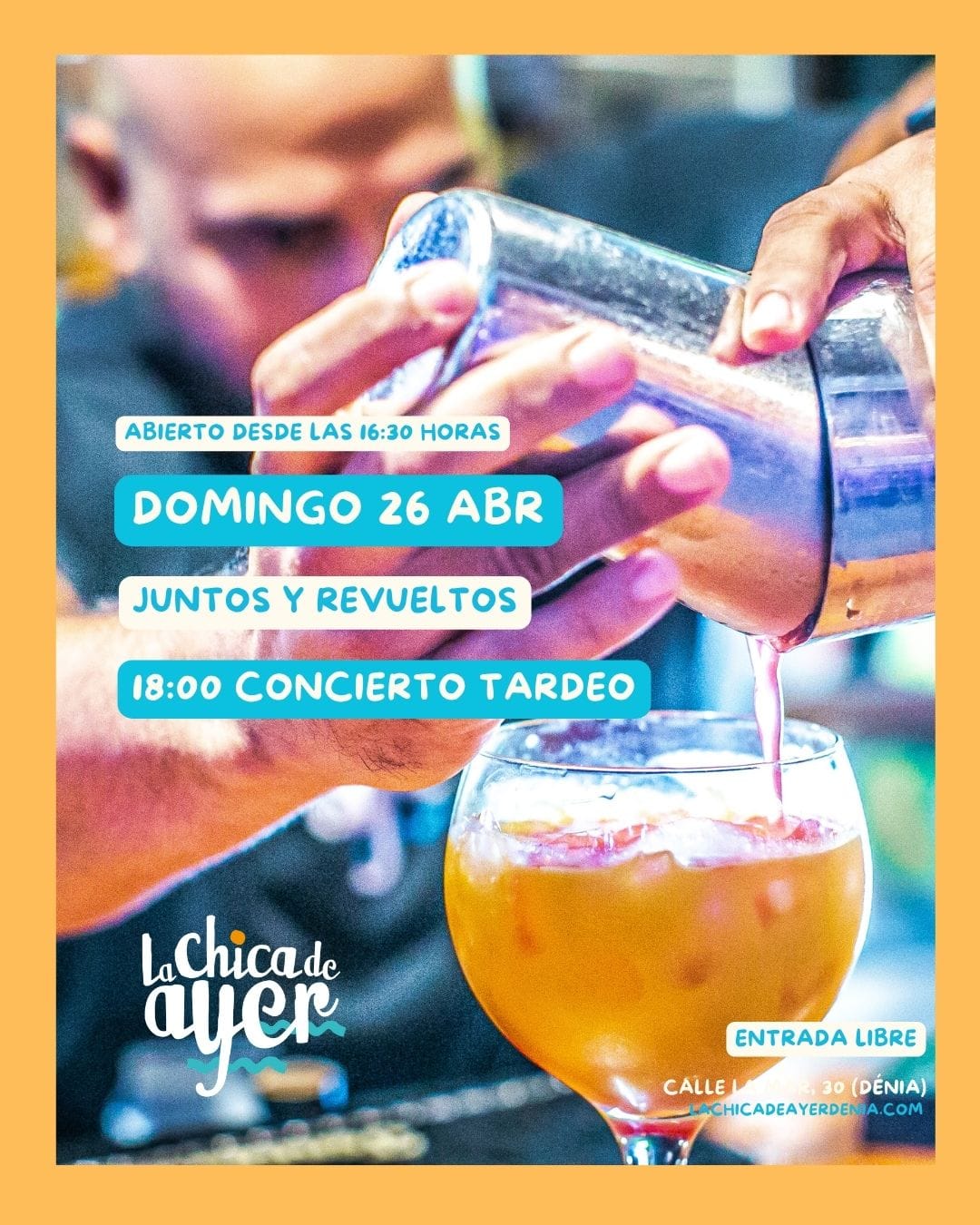 Barman sirviendo cóctel en evento musical