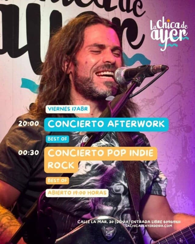 Cantante con guitarra en concierto en directo