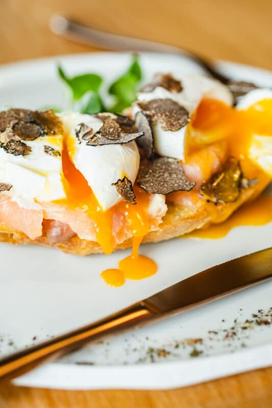 Huevos benedictinos con salmón y trufa
