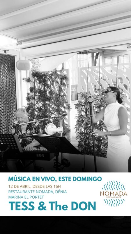 Cantante y pianista en concierto en restaurante