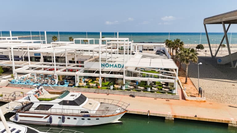 Restaurante Nomada frente al mar con yate atracado