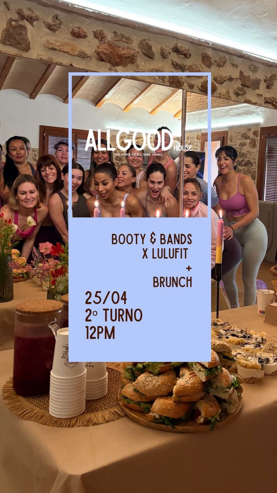 Grupo de mujeres celebrando brunch con velas