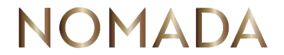 Logotipo dorado con la palabra NOMADA