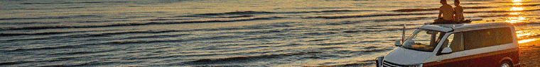Furgoneta junto al mar al atardecer