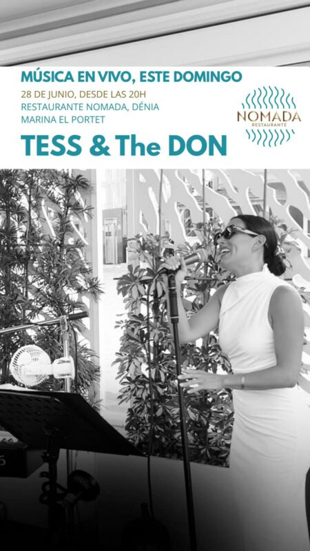 Cantante Tess actuando en vivo en restaurante Nómada Dénia