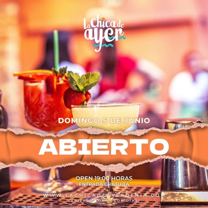 Cócteles coloridos en bar La Chica de Ayer Dénia
