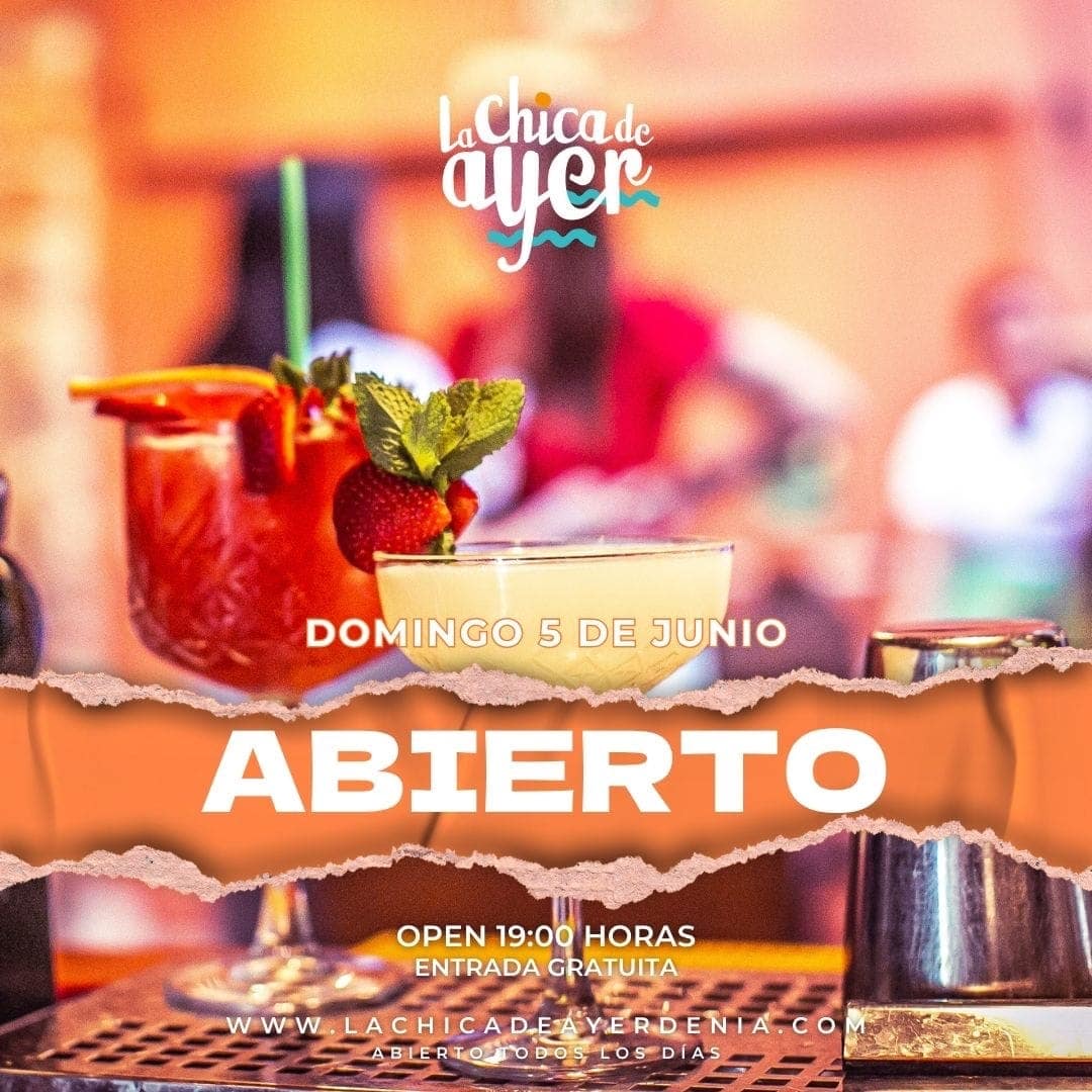 Cócteles coloridos en bar La Chica de Ayer Dénia