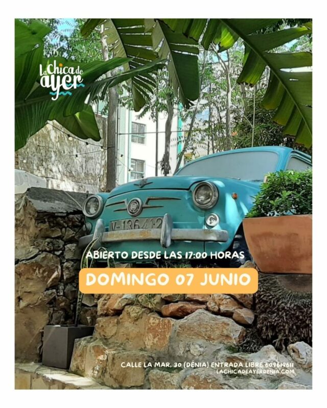 Coche clásico turquesa entre plantas tropicales