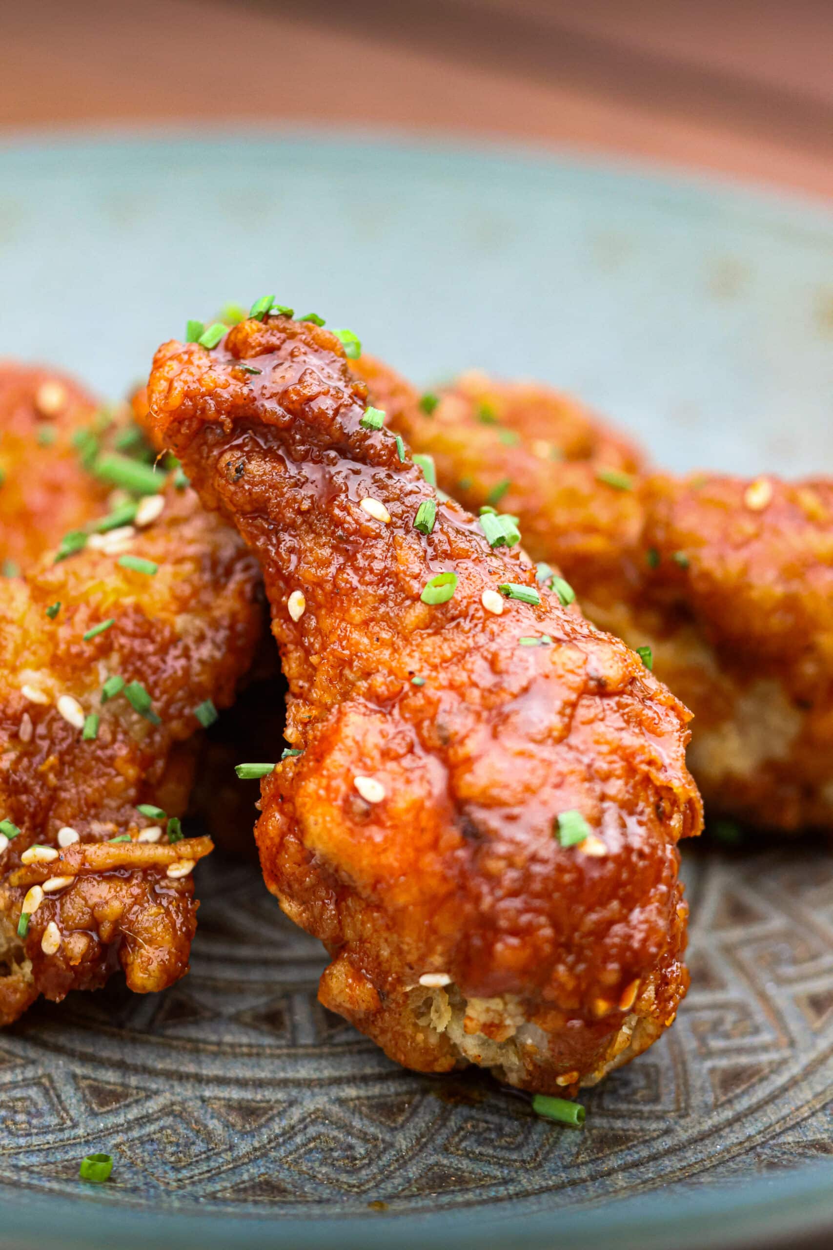 Muslos de pollo frito coreano con salsa glaseada y sésamo