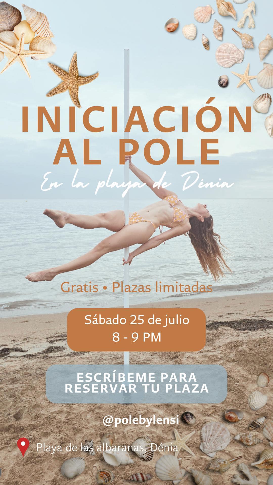 Mujer practicando pole dance en la playa de Dénia