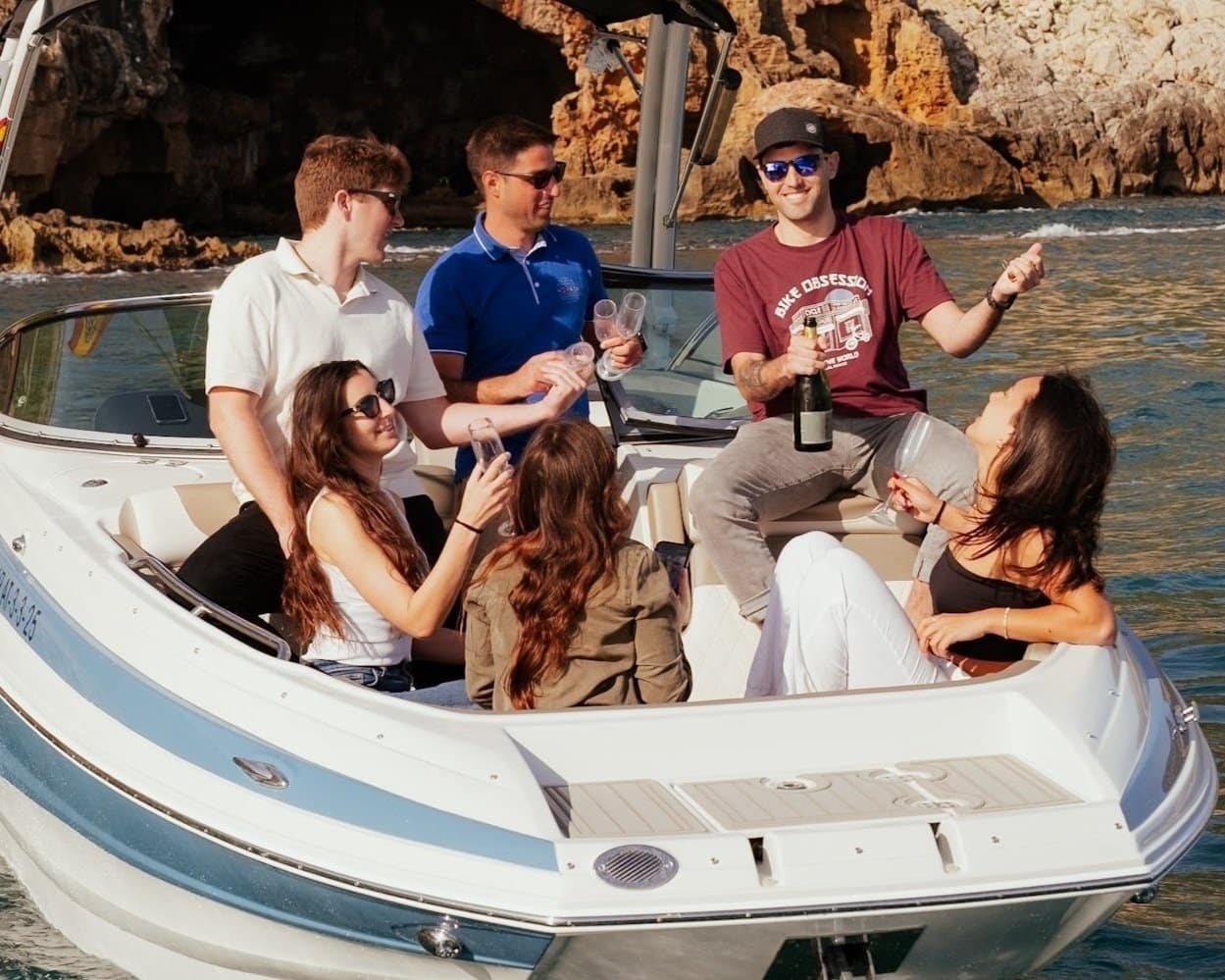 Grupo de amigos disfrutando de un paseo en barco por la costa de Dénia