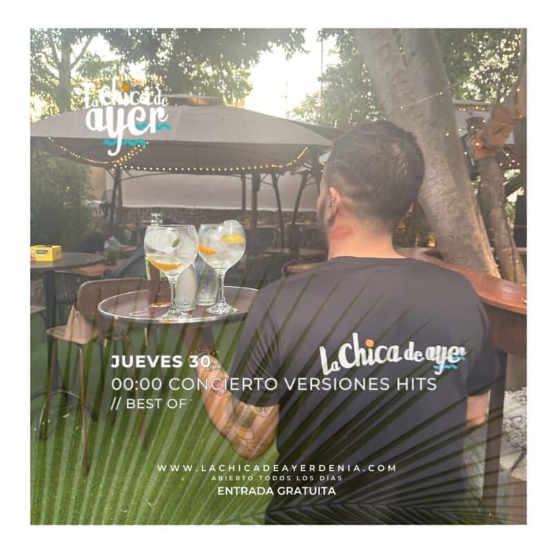 Camarero con gin tonics en terraza de La Chica de Ayer