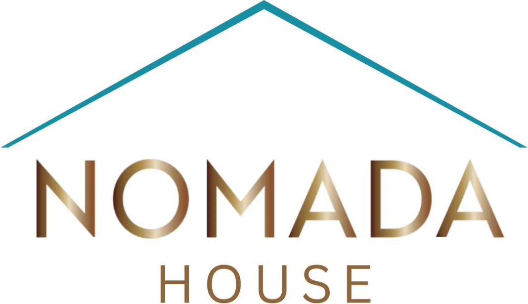 Logotipo de Nomada House con tejado en azul turquesa