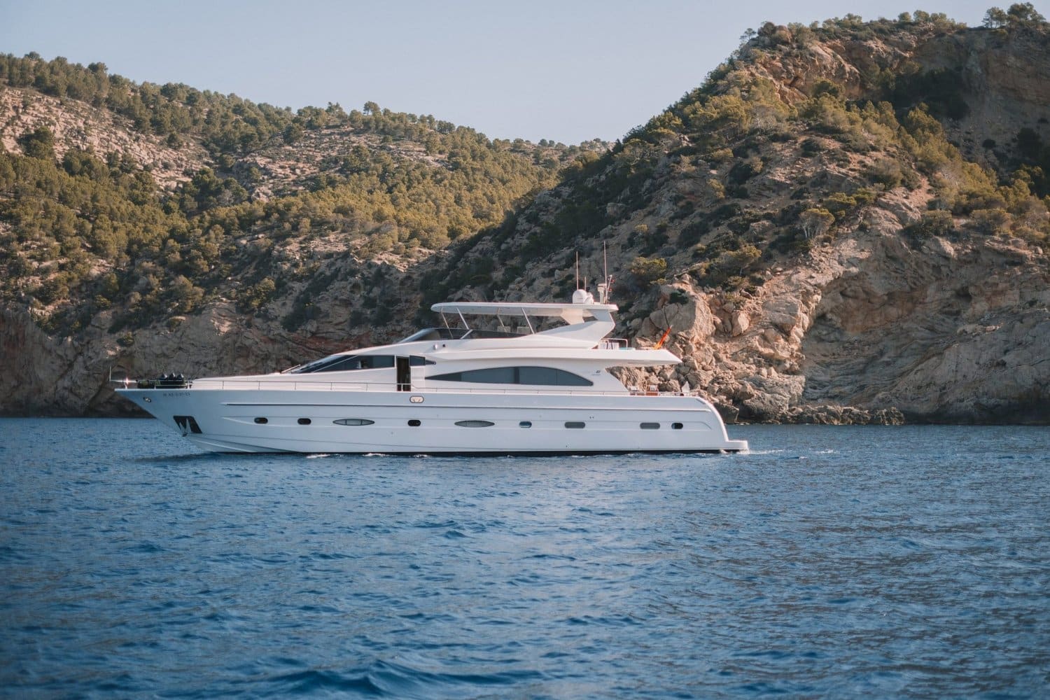 Yate Astondoa GLX 82 Santa Anna amarrado en Dénia