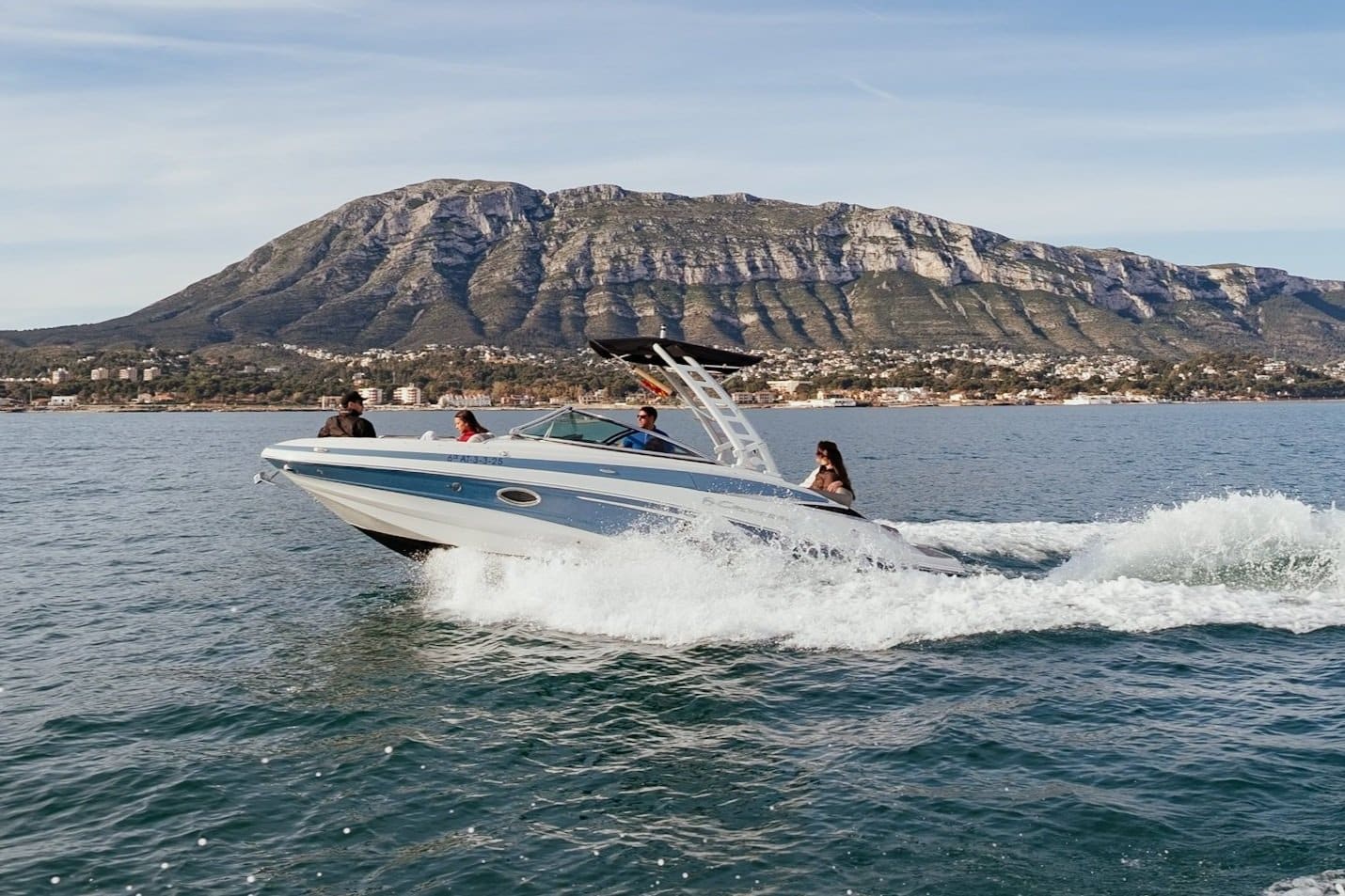 Barco Skylark navegando frente a Dénia con el Montgó al fondo