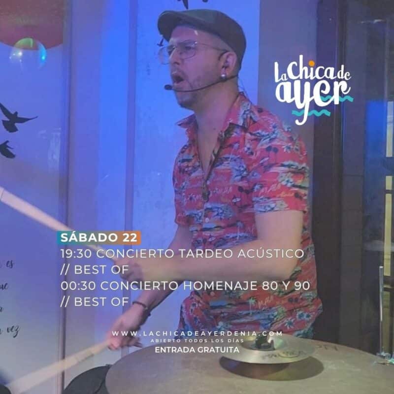 Músico tocando batería en concierto de La Chica de Ayer