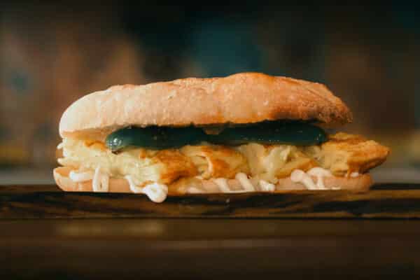 Bocadillo de tortilla española con pimientos verdes y mayonesa