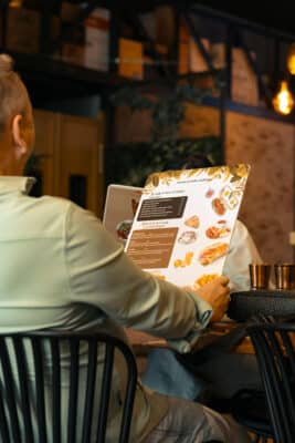 Hombre leyendo la carta de desayunos en un restaurante