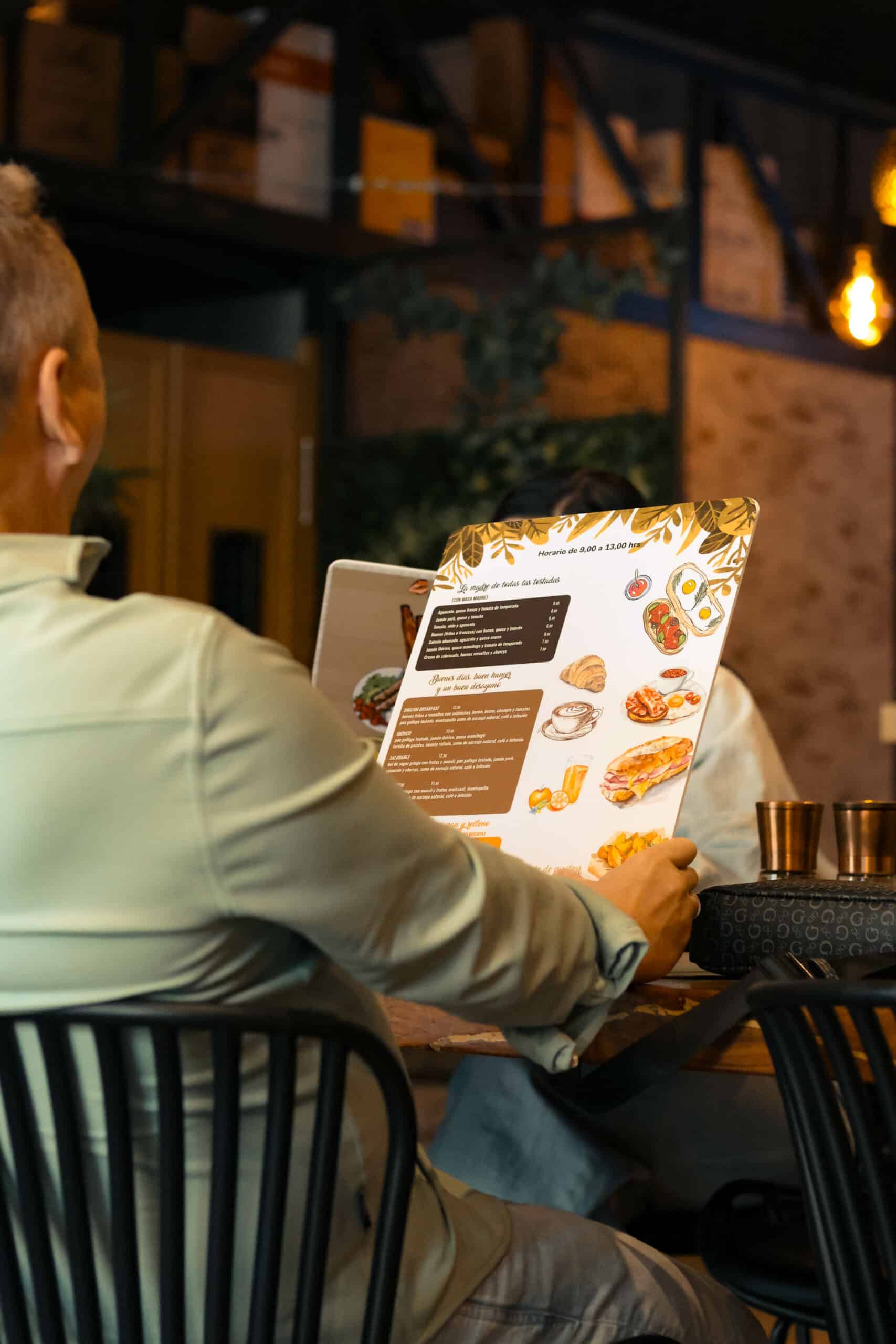Hombre leyendo la carta de desayunos en un restaurante