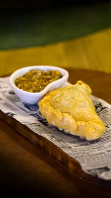 Empanada dorada horneada con salsa verde en cazuelita