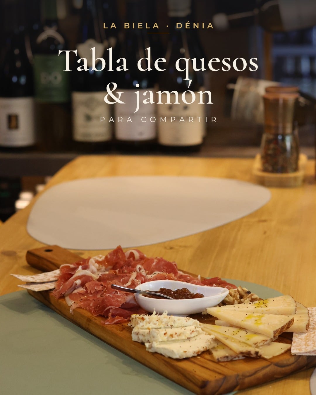 Tabla de quesos y jamón para compartir en La Biela Dénia