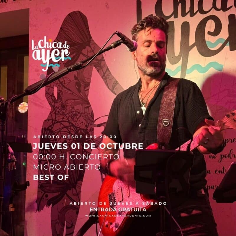 Guitarrista cantando en concierto de micro abierto en La Chica de Ayer