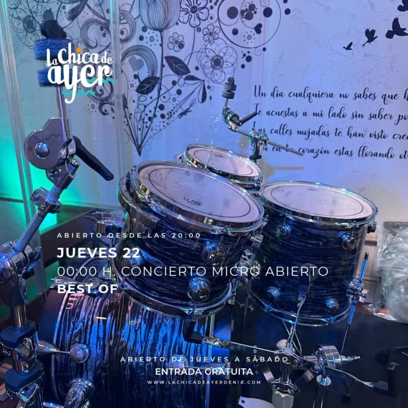 Batería en escenario para concierto micro abierto gratuito jueves